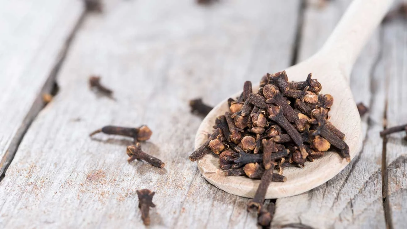 cloves-on-wooden-spoon-1296x728